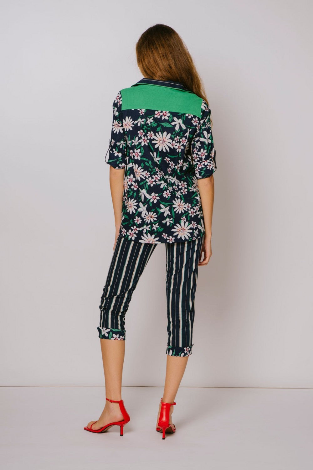 Blusa com estampa de margaridas