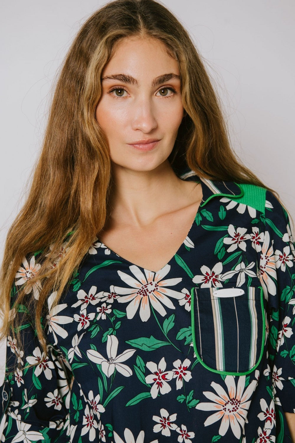 Blusa com estampa de margaridas