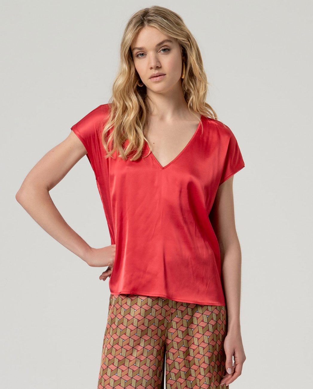 RED BLOUSE HIEN