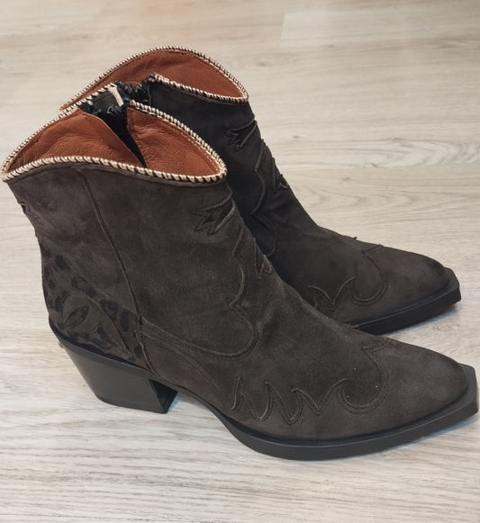 BROWN WESTERN ANKLE BOOTS
